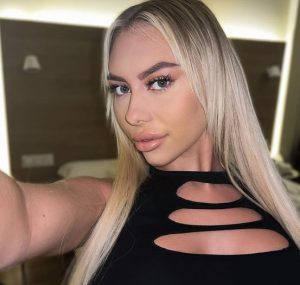 babestation x Miss West selfie