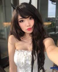 top 10 hottest Twitch Emiru selfie