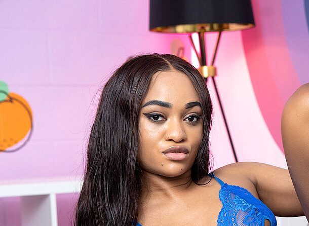 Kartel Kay tocuhes her feet in foot fetish pic