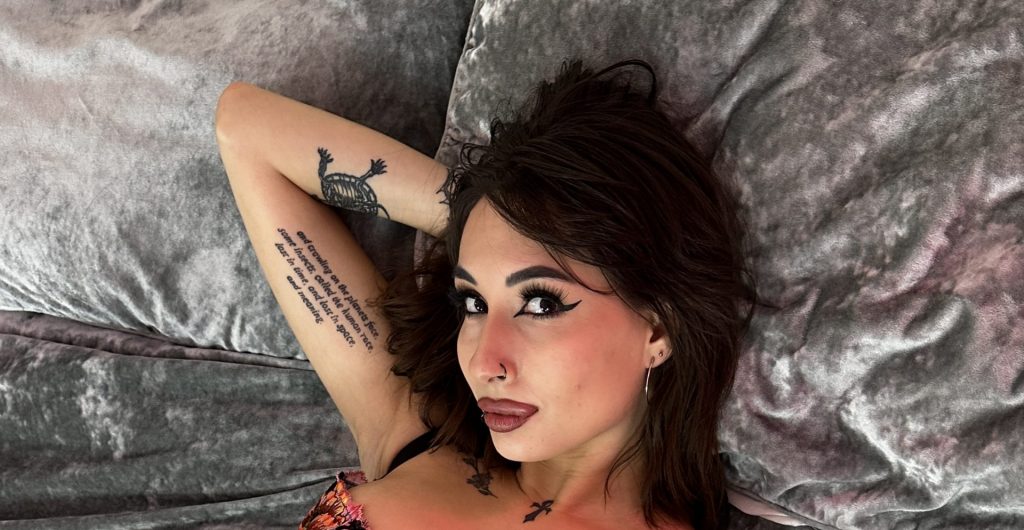 babeshows Zeena Valvona lying back on bed, babestation schedule