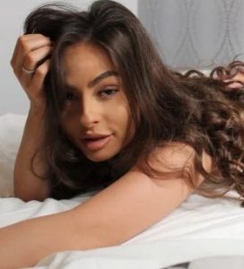 Roxy Winters on the bed, ass up