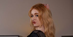 pornstar harem trending star, Azura Alii shows her ass