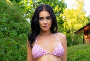 British big tits babe Amber Paige in pink bikini babeshows