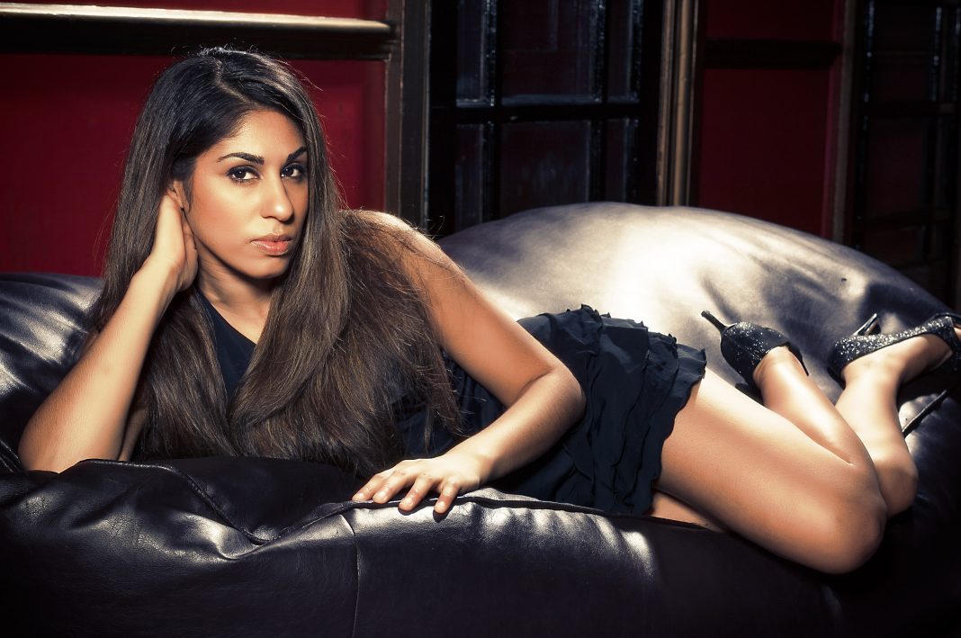 desi boobs model, Sahara Knite