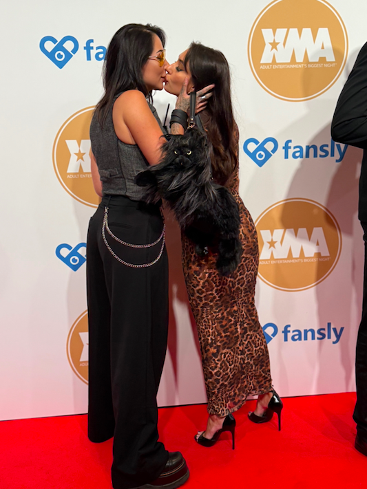 Reede Fox kisses Zeena on the red carpet